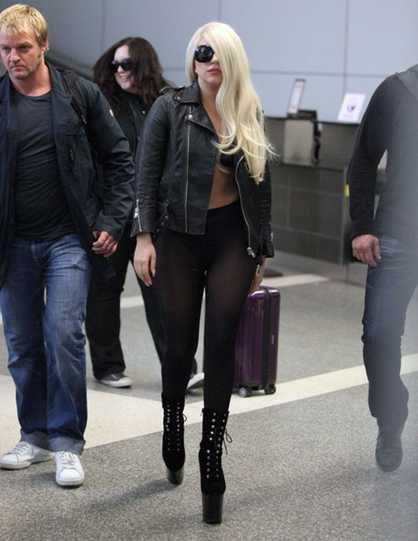Ας τη μαζέψει κάποιος! Διάσημη τραγουδίστρια πήγε ΕΤΣΙ στο αεροδρόμιο! [ΔΕΙΤΕ] - Φωτογραφία 4