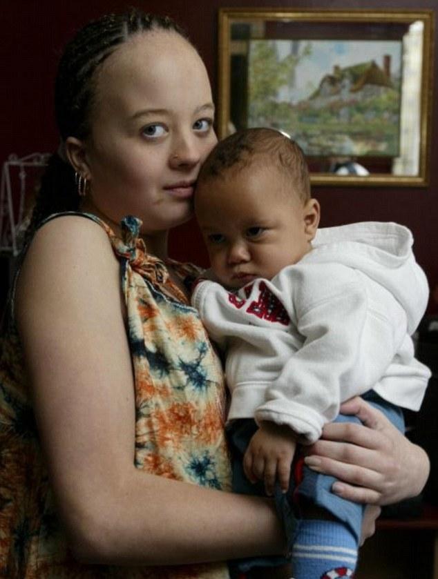 Ανήλικη έγινε η νεότερη μητέρα στη Βρετανία μετά από... one night stand - Φωτογραφία 3