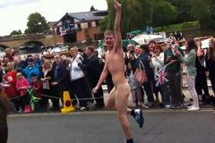 VIDEO: Γυμνός άνδρας διέκοψε τη λαμπαδηδρομία!