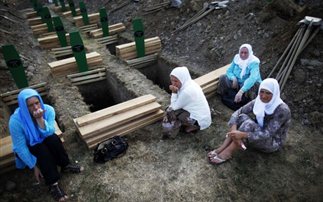 ΔΕΙΤΕ: Δεκαεφτά χρόνια από τη σφαγή της Σρεμπρένιτσα - Φωτογραφία 1
