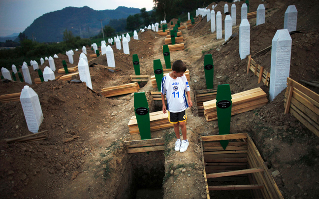 ΔΕΙΤΕ: Δεκαεφτά χρόνια από τη σφαγή της Σρεμπρένιτσα - Φωτογραφία 4