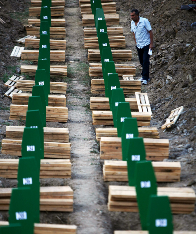 ΔΕΙΤΕ: Δεκαεφτά χρόνια από τη σφαγή της Σρεμπρένιτσα - Φωτογραφία 8