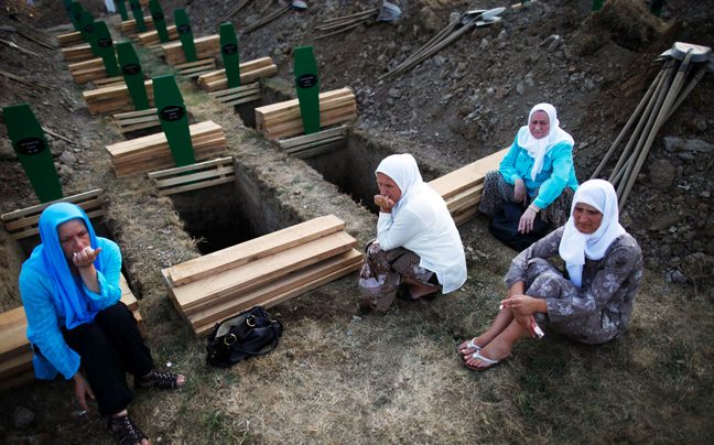 ΔΕΙΤΕ: Δεκαεφτά χρόνια από τη σφαγή της Σρεμπρένιτσα - Φωτογραφία 9