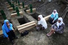 ΔΕΙΤΕ: Δεκαεφτά χρόνια από τη σφαγή της Σρεμπρένιτσα