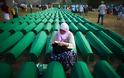 ΔΕΙΤΕ: Δεκαεφτά χρόνια από τη σφαγή της Σρεμπρένιτσα - Φωτογραφία 3