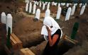 ΔΕΙΤΕ: Δεκαεφτά χρόνια από τη σφαγή της Σρεμπρένιτσα - Φωτογραφία 6