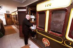 Έχτισε το σπίτι του γύρω από ένα βαγόνι!