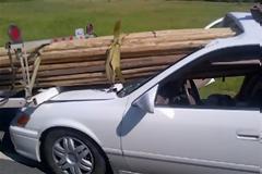 Οδηγός επέζησε από απίστευτη σύγκρουση!! [photo]