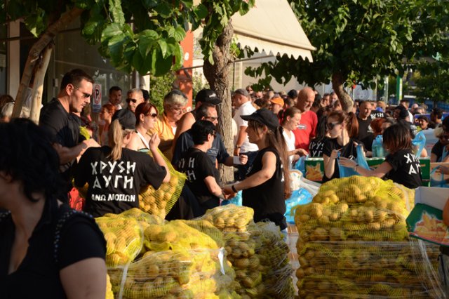 VIDEO: Η Χρυσή Αυγή μοίρασε τρόφιμα... αυστηρά και μόνο σε Έλληνες! - Φωτογραφία 2