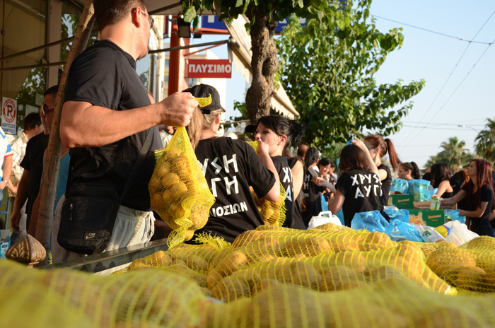 VIDEO: Η Χρυσή Αυγή μοίρασε τρόφιμα... αυστηρά και μόνο σε Έλληνες! - Φωτογραφία 3