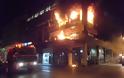 Πάτρα: Στις φλόγες πολυώροφο κτίριο στο κέντρο της πόλης [video]