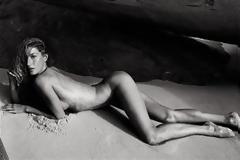 ΔΕΙΤΕ: Γυμνή στην άμμο η Gisele