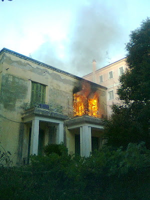 Φωτιά σε ιστορικό κτίριο στο κέντρο της Κέρκυρας - Φωτογραφία 2