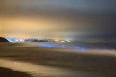 Φωτογραφίες από το απίστευτο φυσικό φαινόμενο των «φωτεινών» κυμάτων της Καλιφόρνια