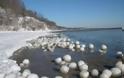 ΔΕΙΤΕ ΠΕΡΙΕΡΓΕΣ ΕΙΚΟΝΕΣ: Χιλιάδες μπάλες πάγου σε λίμνη