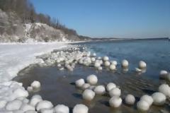 ΔΕΙΤΕ ΠΕΡΙΕΡΓΕΣ ΕΙΚΟΝΕΣ: Χιλιάδες μπάλες πάγου σε λίμνη