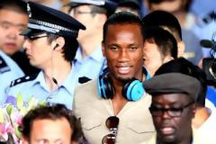 ΠΑΡΟΞΥΣΜΟΣ ΚΑΤΑ ΤΗΝ ΑΦΙΞΗ ΤΟΥ ΝΤΡΟΓΚΜΠΑ ΣΤΗ ΣΑΝΓΚΑΗ! (VIDEO & PHOTOS)