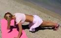 ΒΙΝΤΕΟ: Τσέχα γυμνάστρια «ιδρώνει» σε παραλία της Χαλκιδικής!