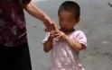 Συγκλονιστική εικόνα: Κοριτσάκι χόμπιτ στην Κίνα