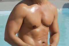 Σε ποιον Έλληνα παρουσιαστή ανήκει αυτή κορμοστασιά;