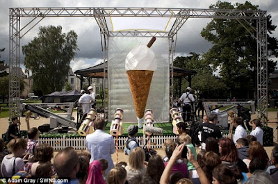 ΔΕΙΤΕ: Το μεγαλύτερο παγωτό στον κόσμο! - Φωτογραφία 3