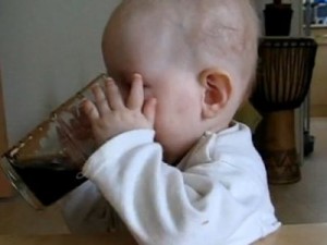 Επτά μηνών κοριτσάκι πίνει το αναψυκτικό του! [VIDEO] - Φωτογραφία 1