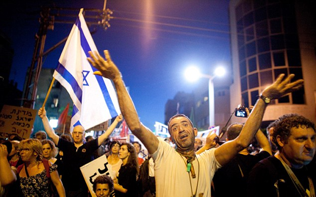 ΔΕΙΤΕ: Σοκαριστικές φωτογραφίες διαδηλωτή που αυτοπυρπολήθηκε στο Ισραήλ - Φωτογραφία 7