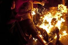 ΔΕΙΤΕ: Σοκαριστικές φωτογραφίες διαδηλωτή που αυτοπυρπολήθηκε στο Ισραήλ