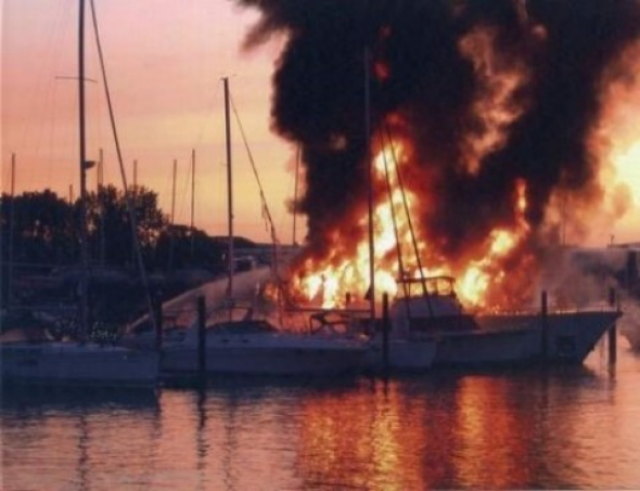 Καίγεται σκάφος στο Πόρτο Χέλι - Φωτογραφία 1