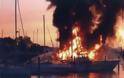 Καίγεται σκάφος στο Πόρτο Χέλι