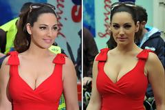 Με κατακόκκινο φόρεμα και τακούνια στο ποδήλατο