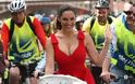 Με κατακόκκινο φόρεμα και τακούνια στο ποδήλατο - Φωτογραφία 2