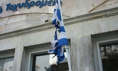 Σύρος: Άγνωστοι έκαψαν την ελληνική σημαία - Φωτογραφία 1
