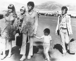 Όταν οι Beatles έβγαζαν φωτογραφίες στην Αράχωβα - Φωτογραφία 2