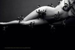 Μικροσκοπικοί άντρες στο γυμνό σώμα της Lady Gaga!