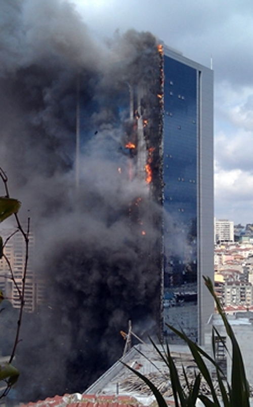 Στις φλόγες ουρανοξύστης γεμάτος κόσμο στην Κωνσταντινούπολη - Φωτογραφία 2