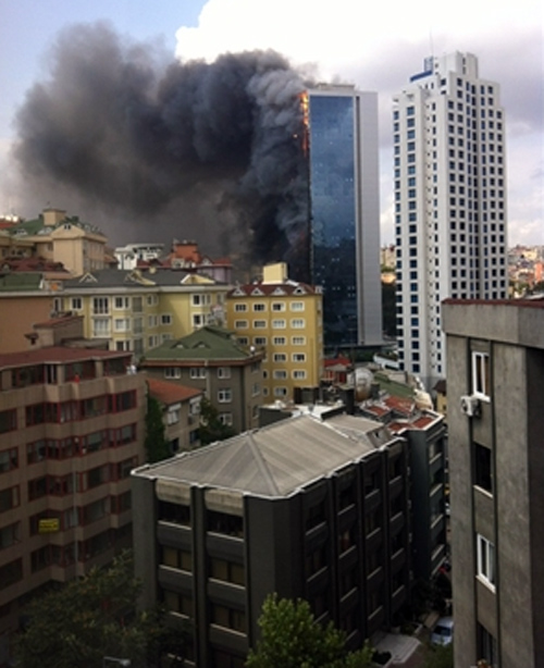 Στις φλόγες ουρανοξύστης γεμάτος κόσμο στην Κωνσταντινούπολη - Φωτογραφία 4