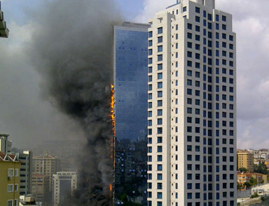 Φόβοι για εγκλωβισμένους  Μεγάλη πυρκαγιά στον ουρανοξύστη Polat στην Κωνσταντινούπολη - Φωτογραφία 1