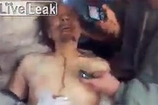 Νέο βίντεο με τους αντάρτες να κακοποιούν το άψυχο σώμα του Καντάφι. - Φωτογραφία 1