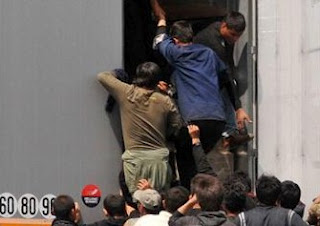Αφγανοί μετανάστες βρέθηκαν κρυμμένοι σ' ένα τόνο μύδια! - Φωτογραφία 1