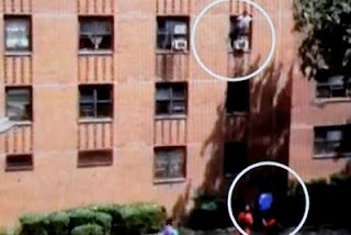 Σοκαριστικό βίντεο! Έπιασε στον αέρα κοριτσάκι που έπεσε από το παράθυρο - Φωτογραφία 1