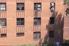 Έπιασε στον αέρα κοριτσάκι που έπεσε από μπαλκόνι! [ΒΙΝΤΕΟ]