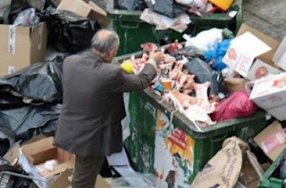 Κρήτη: Γνωστοί Ηρακλειώτες ψάχνουν φαγητό στα σκουπίδια! - Φωτογραφία 1