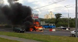Έκρηξη φλεγόμενου αυτοκινήτου στη Μόσχα [Video] - Φωτογραφία 1