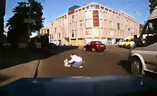 Γυναίκα έπεσε μες τη μέση του δρόμου από ταξί! [Video] - Φωτογραφία 1