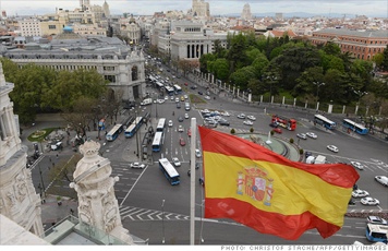 Ισπανοί διαδηλωτές φώναζαν έξω από το Υπουργείο Οικονομικών: “Ψηλά τα χέρια, πρόκειται για ληστεία” - Φωτογραφία 1