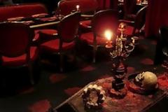 Καφέ με χαμηλό φωτισμό και νεκροταφίστικη... ατμόσφαιρα!