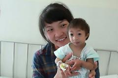 Μεγάλο χαμόγελο για το πιο μικρό κορίτσι στον κόσμο