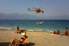 Αλλοι απολάμβαναν το μπάνιο τους και άλλοι... έσβηναν [Photo & Video]