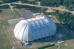 Υπόστεγο αεροσκαφών μετατράπηκε σε… παράδεισο!